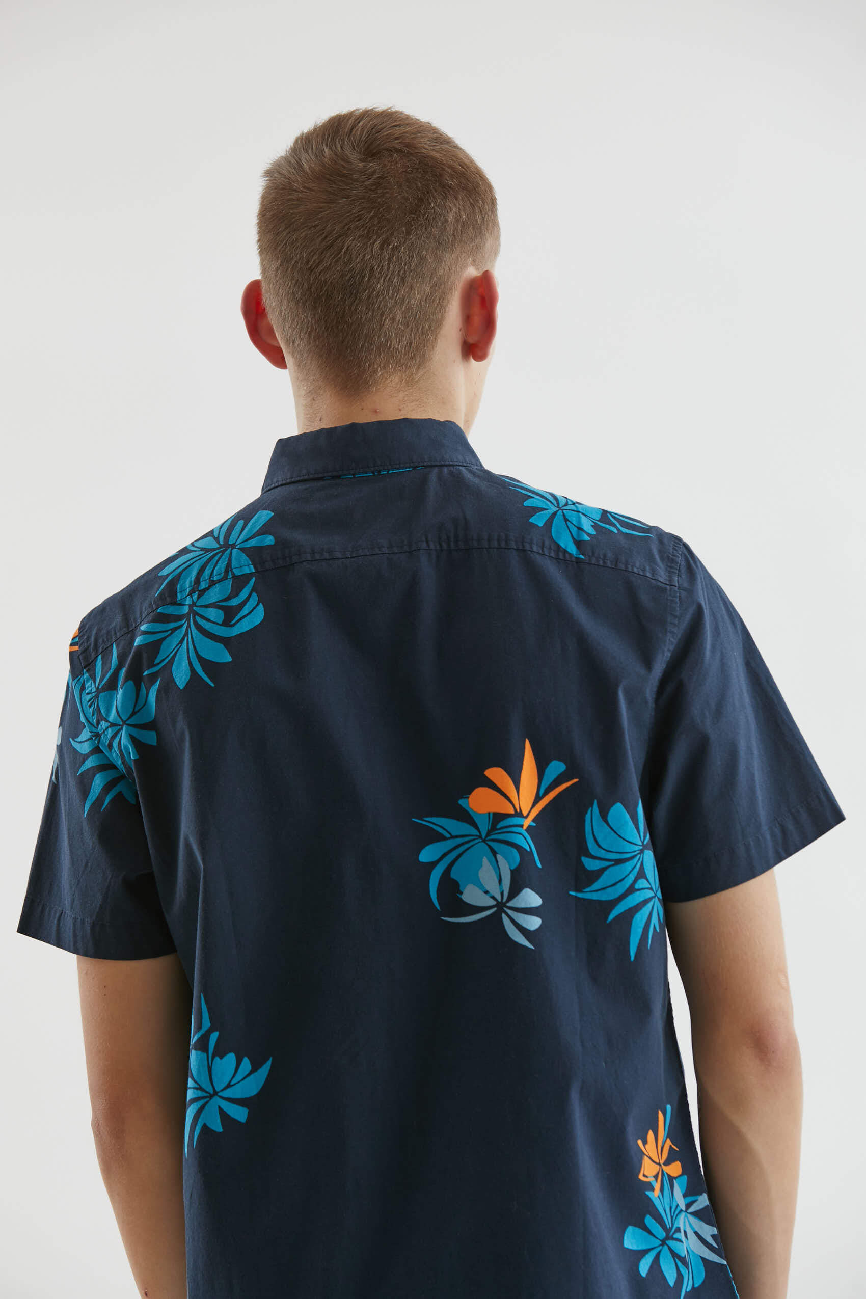 penguin_ss-paradise-print-shirt_40-24-2023__picture-40326